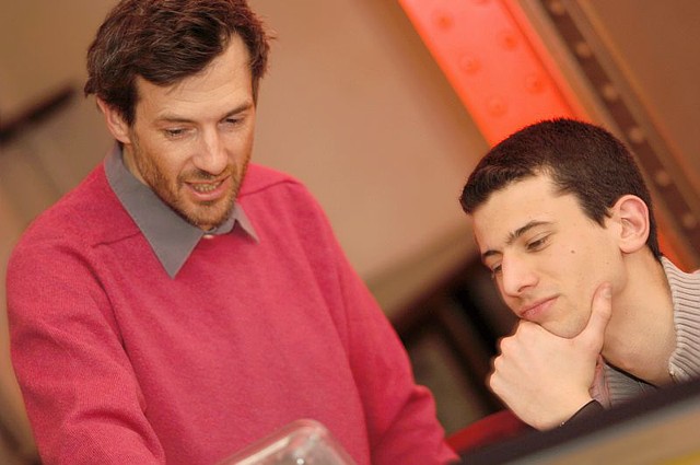 Apprenti en entreprise avec son tuteur Apprenti en entreprise avec son tuteur