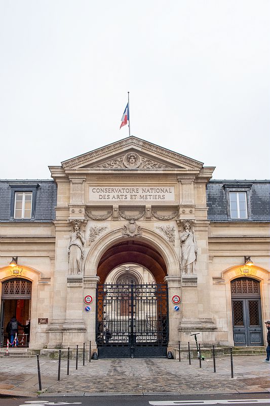 Entree du Cnam Saint-Martin : grilles fermees.