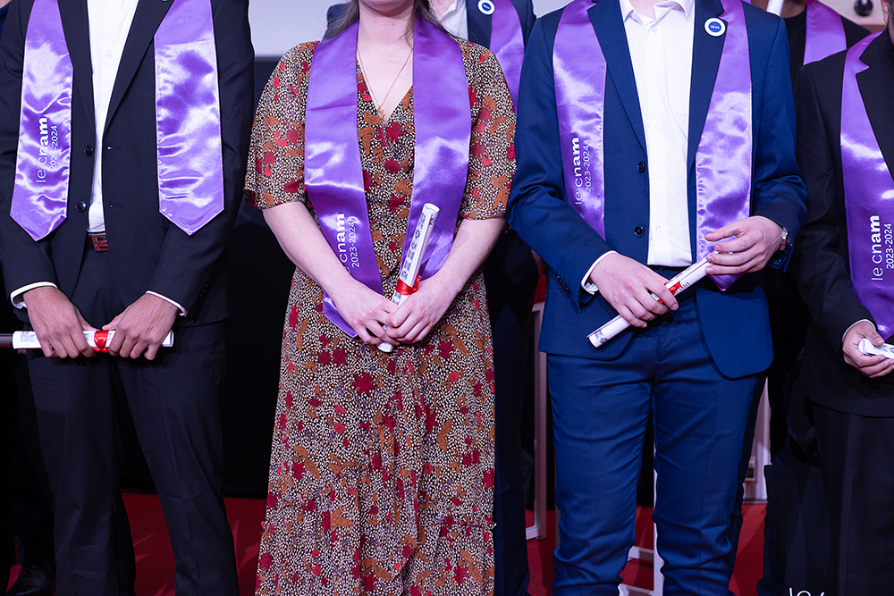 La belle écharpe mauve des diplômés